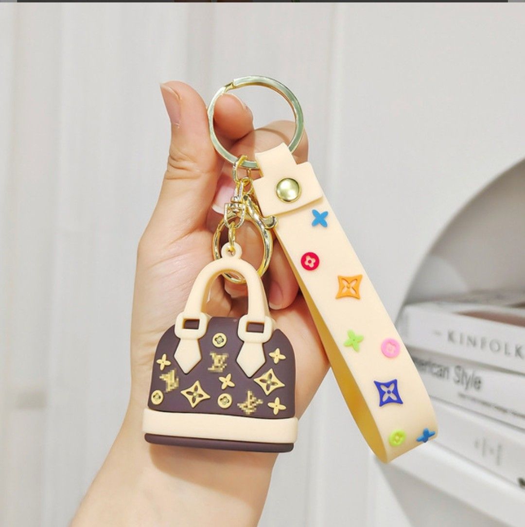 p-37 হোয়াইট লাক্সারি ব্যাগ কীচেইন 👜✨